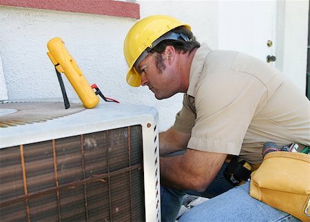 An air conditioning repairman working on a compressor unit. Photographie de stock - Aubaine LD & Abonnement, Code: 400-03971060