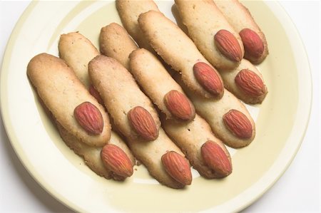 finger cookie - Halloween cookies "Witch's fingers", made in the shape of cut woman's fingers. Foto de stock - Super Valor sin royalties y Suscripción, Código: 400-03971350