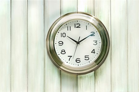 Wall clock against a old wall Photographie de stock - Aubaine LD & Abonnement, Code: 400-03971395