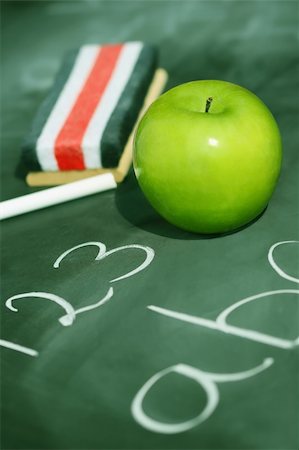 simsearch:600-06302228,k - Green apple on chalkboard with easer/ Green Foto de stock - Super Valor sin royalties y Suscripción, Código: 400-03971399