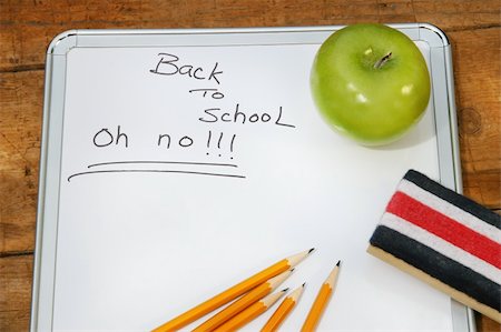 simsearch:700-03439387,k - Small memo board for school with green apple Stockbilder - Microstock & Abonnement, Bildnummer: 400-03971402