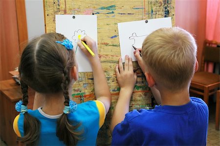simsearch:690-06188906,k - Small children draw pictures at art school Photographie de stock - Aubaine LD & Abonnement, Code: 400-03971677