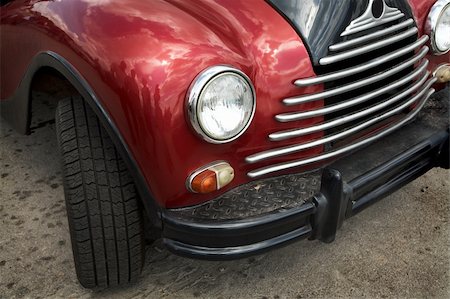 simsearch:400-03948473,k - The beautiful and old red car on asphalt Foto de stock - Super Valor sin royalties y Suscripción, Código: 400-03971828