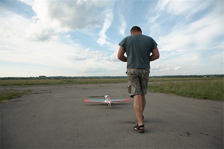 simsearch:6102-06336642,k - The man and model of the plane in air station Foto de stock - Super Valor sin royalties y Suscripción, Código: 400-03971836