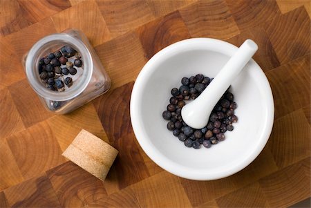 simsearch:400-03908268,k - Juniper in ceramic mortar and pestle and glass jar with cork on the cutting board. Photographie de stock - Aubaine LD & Abonnement, Code: 400-03971888