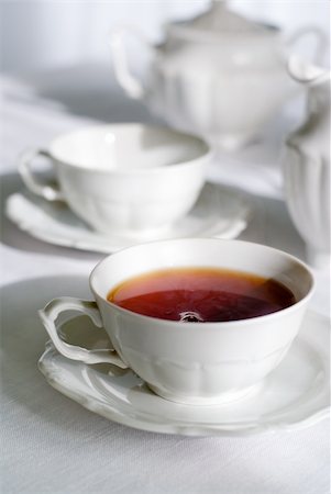 simsearch:622-07841278,k - Tea set - two teacups, one with steaming hot tea, sugarbasin behind. Focus on teacup, shallow depth of field. Foto de stock - Super Valor sin royalties y Suscripción, Código: 400-03971882