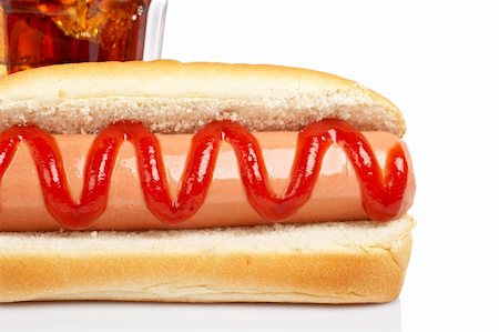 simsearch:400-04035891,k - A hot dog and soda glass, reflected on white background. Shallow DOF Fotografie stock - Microstock e Abbonamento, Codice: 400-03972680