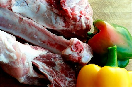 simsearch:400-04328883,k - Slices of fresh raw meat with red & yellow pepper in a chopping board Foto de stock - Super Valor sin royalties y Suscripción, Código: 400-03973679