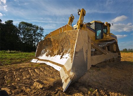 Dirty yellow bulldozer photographed in a sunny summer day Photographie de stock - Aubaine LD & Abonnement, Code: 400-03984353