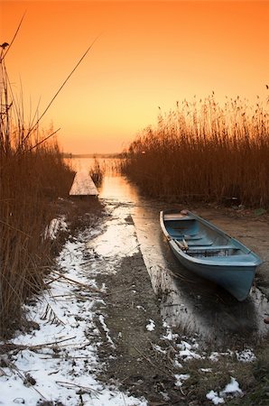 simsearch:862-06542036,k - Fishing boat in the freezing lake Photographie de stock - Aubaine LD & Abonnement, Code: 400-03985318