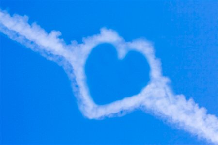 simsearch:400-04789565,k - A heart shaped cloud formation against a blue sky. Stockbilder - Microstock & Abonnement, Bildnummer: 400-03985565