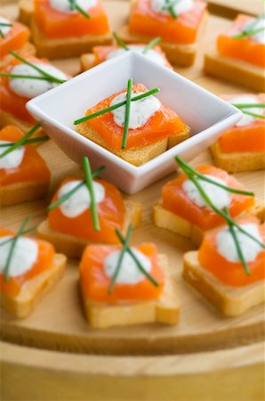 Delicious appetizers with smoked salmon and dille sauce. Foto de stock - Super Valor sin royalties y Suscripción, Código: 400-03985594