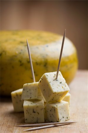 Cheese cubes with toothpicks and a cheese wheel in the background Foto de stock - Super Valor sin royalties y Suscripción, Código: 400-03985598