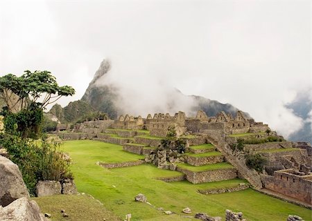simsearch:400-04625051,k - View of the lost city of Machu Picchu near Cusco, Peru underneath the cover of fog. Fotografie stock - Microstock e Abbonamento, Codice: 400-03985798