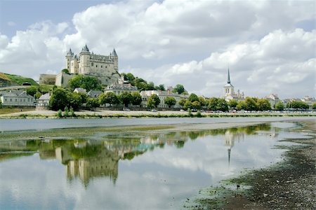 simsearch:400-04486719,k - The chateau at saumur on the banks of the river loire. Foto de stock - Super Valor sin royalties y Suscripción, Código: 400-03986619