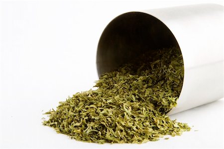 simsearch:400-03986789,k - Bulk dried parsley (Petroselinum crispum)  flakes Photographie de stock - Aubaine LD & Abonnement, Code: 400-03986759