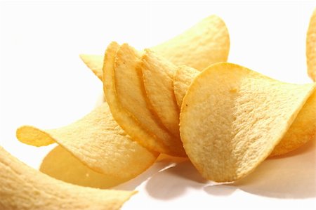 simsearch:400-06485611,k - close up pic of potato chips on the white Foto de stock - Super Valor sin royalties y Suscripción, Código: 400-03987172