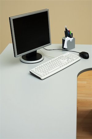 simsearch:400-04831784,k - The monitor the keyboard and the mouse on a desk at office Fotografie stock - Microstock e Abbonamento, Codice: 400-03987672