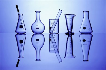 simsearch:400-05288977,k - Science Laboratory glassware for research Photographie de stock - Aubaine LD & Abonnement, Code: 400-03987705