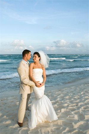 Bride and Groom on the Beach. Photographie de stock - Aubaine LD & Abonnement, Code: 400-03987923