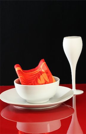 simsearch:400-04494810,k - A modern table setting with plate and wine glass in red and white Foto de stock - Super Valor sin royalties y Suscripción, Código: 400-03988951