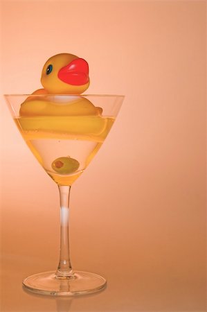simsearch:640-01349416,k - A rubber duck in a martini glass. Stockbilder - Microstock & Abonnement, Bildnummer: 400-03989112