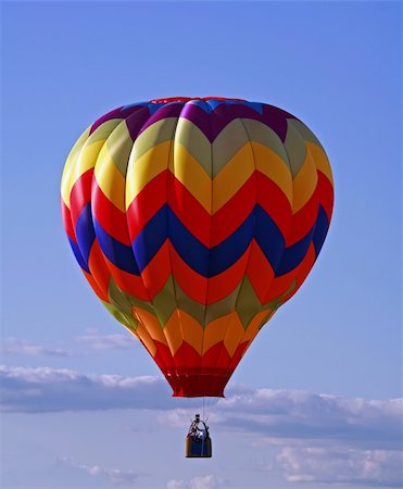 simsearch:400-07975717,k - Hot Air Balloon Flying In a Clear Blue Sky Foto de stock - Super Valor sin royalties y Suscripción, Código: 400-03989311