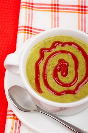 simsearch:400-07092695,k - Spinach puree on white cup with spoon over squared mat. Shallow DOF Fotografie stock - Microstock e Abbonamento, Codice: 400-03989419