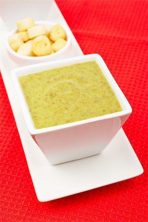 simsearch:400-07092695,k - Spinach puree and bread croutons on red mat. Shallow DOF Photographie de stock - Aubaine LD & Abonnement, Code: 400-03989440