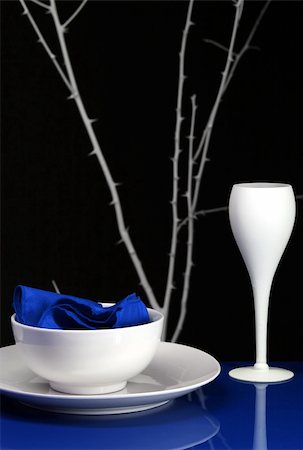 simsearch:400-04494810,k - A table set for dinner with plate and wine glass in blue Foto de stock - Super Valor sin royalties y Suscripción, Código: 400-03989686