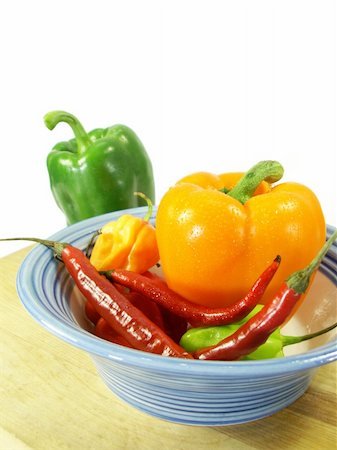 simsearch:400-07899696,k - peppers hot and sweet in a bowl on a cutting board with white background Photographie de stock - Aubaine LD & Abonnement, Code: 400-03989682