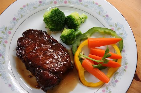 Porkchops with gravy and vegetables on plate Stock Photo - Budget Royalty-Free & Subscription, Code: 400-03994231