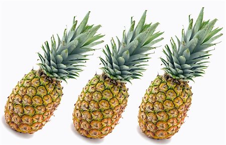 simsearch:400-04315300,k - Three pineapples Isolated on a white background. Foto de stock - Super Valor sin royalties y Suscripción, Código: 400-03994837