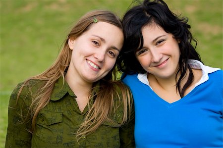 simsearch:400-04850746,k - Two smiling girls in the park Photographie de stock - Aubaine LD & Abonnement, Code: 400-03995308