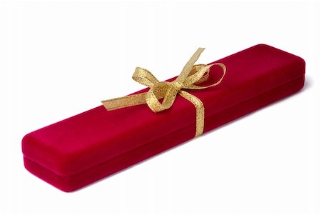 simsearch:400-03975392,k - Red velvet jewelry box tied by gold ribbon Foto de stock - Royalty-Free Super Valor e Assinatura, Número: 400-03995569