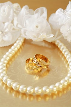 simsearch:400-05216412,k - Wedding rings Photographie de stock - Aubaine LD & Abonnement, Code: 400-03996641