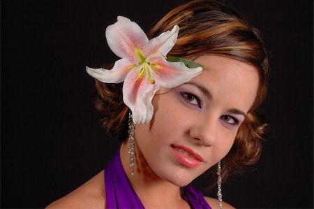simsearch:400-04624187,k - Portrait of young model with lily flower on head Fotografie stock - Microstock e Abbonamento, Codice: 400-03997186