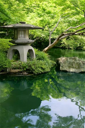 simsearch:400-07329792,k - A Japanese Garden and pond in Tokyo Japan. Foto de stock - Super Valor sin royalties y Suscripción, Código: 400-03997861