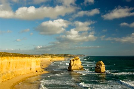 simsearch:400-07406095,k - Australia's natural wonder, The Twelve Apostles - sandstone cliffs worn away by erosion. Foto de stock - Super Valor sin royalties y Suscripción, Código: 400-03998127