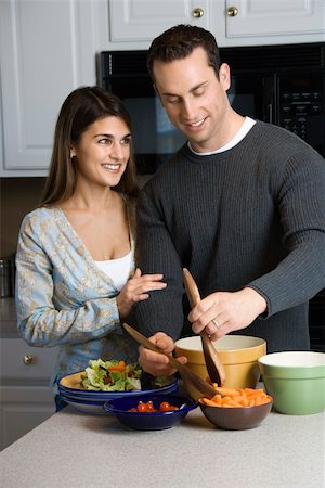 simsearch:400-04162443,k - Caucasian couple making salad at kitchen counter. Fotografie stock - Microstock e Abbonamento, Codice: 400-03998335
