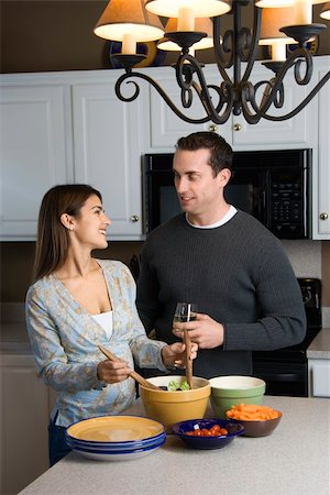 simsearch:400-04162443,k - Caucasian couple making salad at kitchen counter. Fotografie stock - Microstock e Abbonamento, Codice: 400-03998332