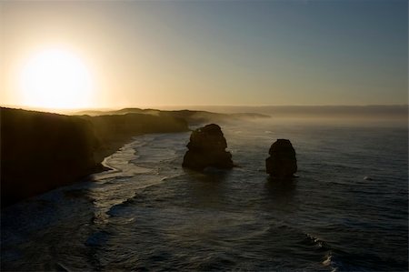 simsearch:400-07406095,k - Australia's natural wonder, The Twelve Apostles - sandstone cliffs worn away by erosion. Taken at sunrise. Foto de stock - Super Valor sin royalties y Suscripción, Código: 400-03998501