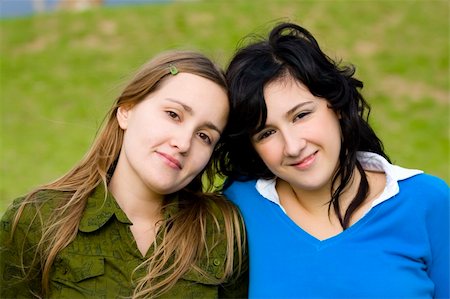 simsearch:400-04850746,k - Two smiling girls in the park Photographie de stock - Aubaine LD & Abonnement, Code: 400-03998560