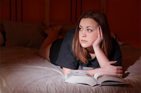 simsearch:6109-06194845,k - A girl with a book in the bedroom. Foto de stock - Super Valor sin royalties y Suscripción, Código: 400-03998618