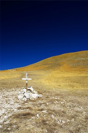 simsearch:400-05731808,k - Mountain Monte Vettore with cross - Italy Stock Photo - Budget Royalty-Free & Subscription, Code: 400-03999129