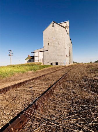 simsearch:400-07429824,k - Grain Elevator and railroad tracks. Stock Photo - Budget Royalty-Free & Subscription, Code: 400-03999265