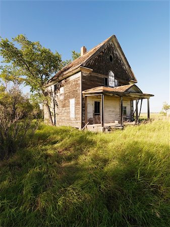 Abandoned farm house in rural field. Photographie de stock - Aubaine LD & Abonnement, Code: 400-03999273