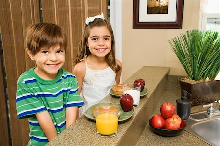 people eating bagels - Young Hispanic brother and sister sitting at kitchen bar with healthy breakfast smiling at viewer. Stock Photo - Budget Royalty-Free & Subscription, Code: 400-03999340