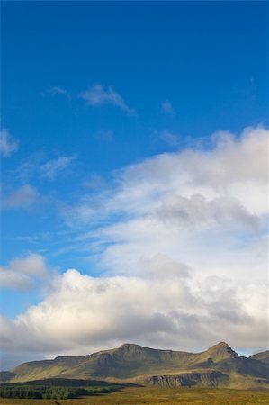 storrs - The Storr with the cloudy sky, Trotternish Peninsula, Isle of Skye, Scotland Foto de stock - Super Valor sin royalties y Suscripción, Código: 400-03999363