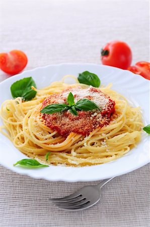 simsearch:400-04633332,k - Big plate of pasta with tomato basil sauce and parmesan Foto de stock - Royalty-Free Super Valor e Assinatura, Número: 400-03999791